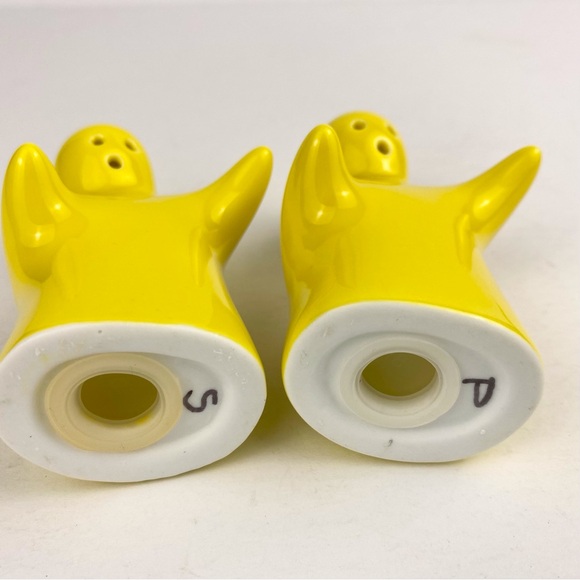 Hugging Ghosts Ceramic Salt and Pepper Shakers Yellow Set of 2 - Picture 4 of 6